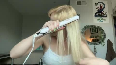 Chloe  online show from June 19, 2026, 12:48 am