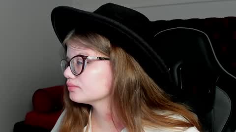 ChloeHalses online show from April 19, 2026, 5:01 pm