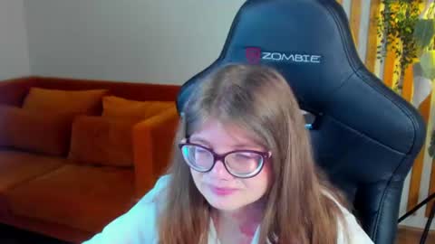 ChloeHalses online show from June 12, 2026, 5:12 pm
