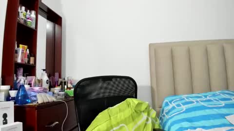 chloemiller   online show from February 28, 2025, 11:34 pm