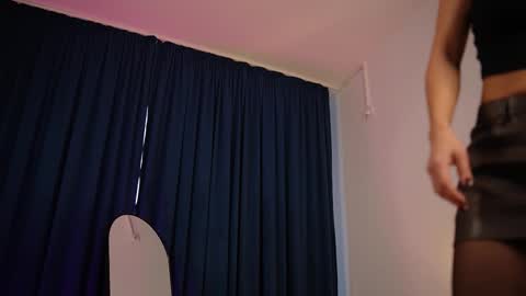 chloemin_ online show from November 6, 2025, 7:09 am