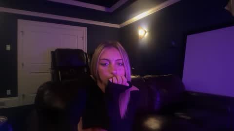 Snapshot of chloeros3e chatting on September 29, 2025, 5:18 pm chloeros3e online show from September 29, 2025, 5:18 pm