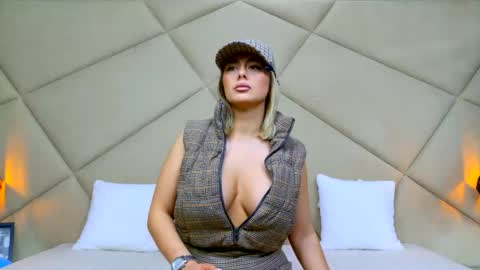 Chloe Vee online show from April 27, 2026, 4:54 am