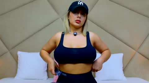 Chloe Vee online show from April 30, 2026, 5:03 am