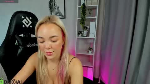 Snapshot of christy_little chatting on November 17, 2025, 12:49 am hristy3 online show from November 17, 2025, 12:49 am