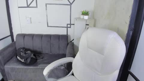 CintiaCollins  online show from February 22, 2025, 4:51 pm