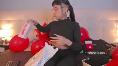 Snapshot of cintya_kors chatting on February 18, 2025, 9:20 pm Cintya online show from February 18, 2025, 9:20 pm