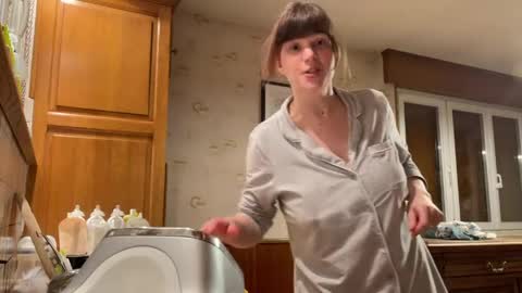 Snapshot of claire_moulin chatting on April 10, 2026, 8:35 pm Claire Moulin online show from April 10, 2026, 8:35 pm