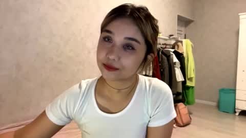 Snapshot of clary_cloud chatting on October 29, 2025, 6:09 pm Lara online show from October 29, 2025, 6:09 pm