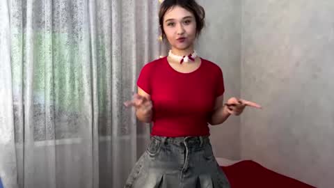 Snapshot of clary_cloud chatting on November 25, 2025, 6:41 pm Lara online show from November 25, 2025, 6:41 pm