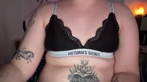 Snapshot of clatine7 chatting on December 16, 2025, 10:20 am bunny online show from December 16, 2025, 10:20 am