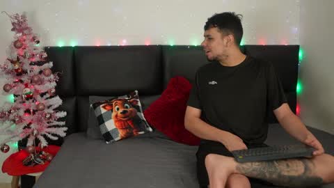 Snapshot of cleoanubis_ chatting on January 1, 2025, 3:56 am Girl Juliana and Federico online show from January 1, 2025, 3:56 am