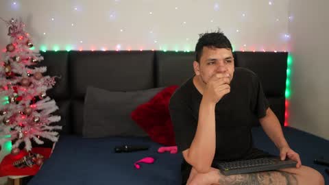 Snapshot of cleoanubis_ chatting on January 2, 2025, 5:35 am Girl Juliana and Federico online show from January 2, 2025, 5:35 am