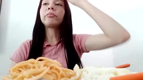 cleowhite_ online show from October 23, 2025, 7:01 pm