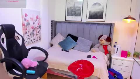 Snapshot of clhoe_johnson_ chatting on November 8, 2025, 12:27 pm clhoe_johnson_ online show from November 8, 2025, 12:27 pm