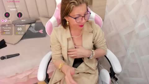 clhoe_johnson_ online show from December 20, 2025, 12:45 pm