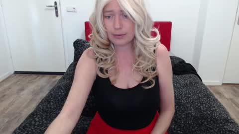 Syl  online show from March 10, 2025, 9:32 am