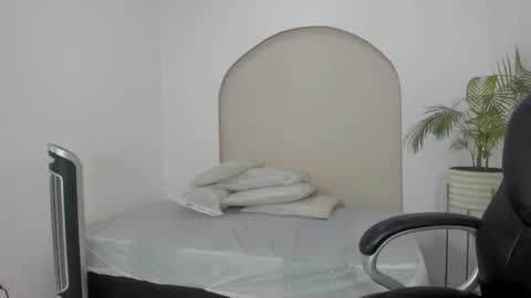 Snapshot of cloe_amazingg chatting on December 16, 2025, 3:28 pm Cloe online show from December 16, 2025, 3:28 pm