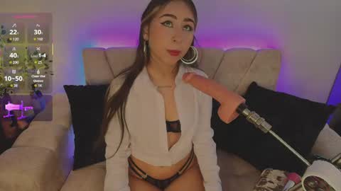 cloe_martinezz_ online show from June 11, 2026, 8:51 pm
