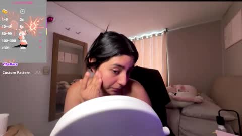 cloe small online show from October 19, 2025, 3:34 pm