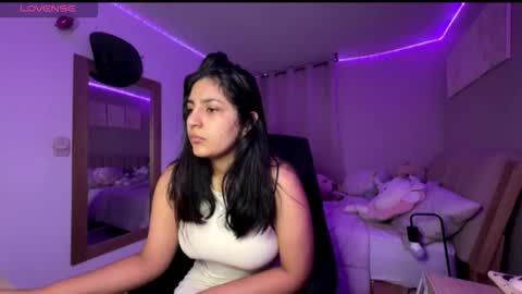 cloe small online show from November 14, 2025, 8:02 am