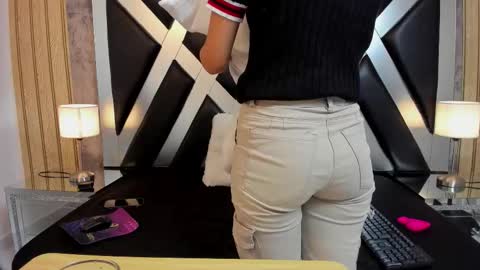 lady cloe person online show from December 22, 2025, 3:42 pm