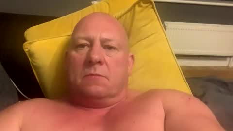 col4nows online show from November 1, 2025, 12:12 am