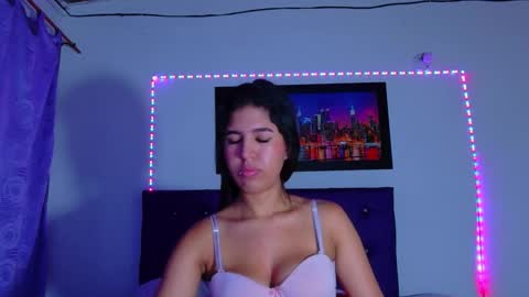 Snapshot of colombianmiilf_ chatting on November 28, 2025, 4:59 am Nahomi online show from November 28, 2025, 4:59 am