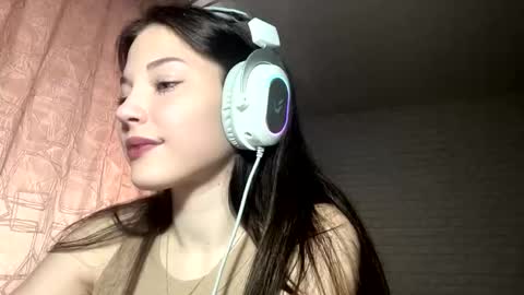 Bella  online show from September 26, 2025, 1:15 pm