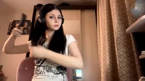 Isabella online show from November 6, 2025, 6:09 pm