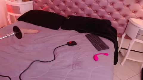 Snapshot of coralgh_ chatting on September 21, 2025, 12:18 pm Coral online show from September 21, 2025, 12:18 pm