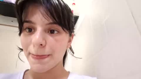 Snapshot of coralinexxx07 chatting on September 19, 2025, 9:37 pm Coraline uwu Bienvenidos al dulce mundo de Coraline Hola amores soy Coraline Una chica tierna juguetona online show from September 19, 2025, 9:37 pm