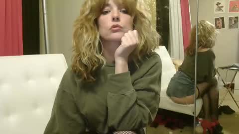 Snapshot of corinnebijou chatting on March 5, 2025, 4:56 am CorinneBijou online show from March 5, 2025, 4:56 am