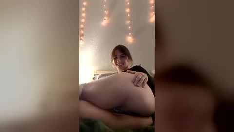 Snapshot of cosmicsigh chatting on August 1, 2026, 2:44 am Ash online show from August 1, 2026, 2:44 am