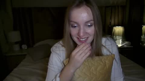 cosmo_blondiee online show from October 7, 2025, 6:16 pm