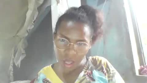 Snapshot of couleur_vanille chatting on January 15, 2026, 2:43 pm couleur_vanille online show from January 15, 2026, 2:43 pm