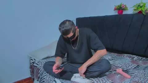 Snapshot of couple_2533 chatting on October 6, 2025, 10:02 am couple_2533 online show from October 6, 2025, 10:02 am