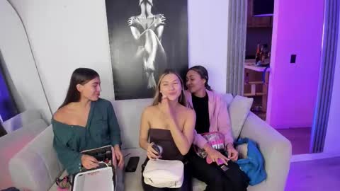 Snapshot of couple_funnyy chatting on November 22, 2025, 3:05 am couple_funnyy online show from November 22, 2025, 3:05 am