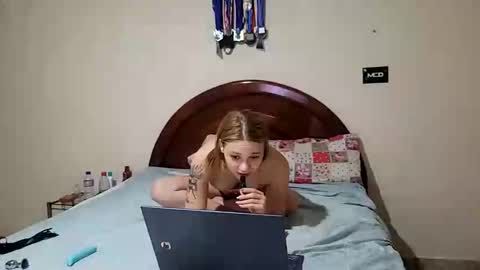 Snapshot of couplehot1515 chatting on December 27, 2024, 4:04 am couplehot1515 online show from December 27, 2024, 4:04 am