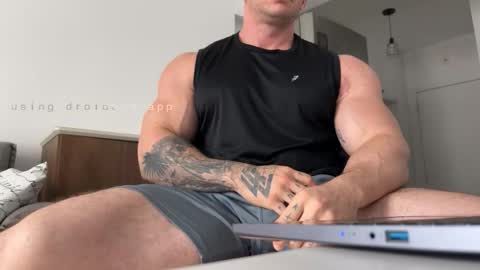 couplemuscle40 online show from October 8, 2025, 2:14 pm