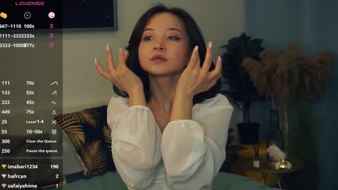 Yui online show from March 1, 2025, 10:45 am