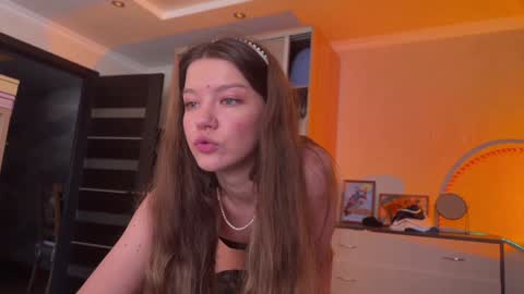 Snapshot of coyness_geneva chatting on December 8, 2024, 11:14 am Geneva online show from December 8, 2024, 11:14 am