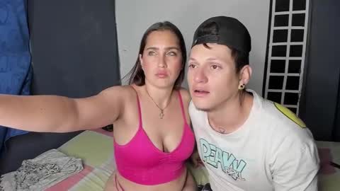 crazy_acouple_donpillo online show from February 15, 2025, 9:04 pm