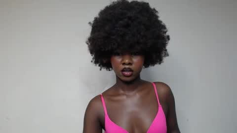 Snapshot of creamybabee chatting on March 7, 2025, 2:23 pm queen online show from March 7, 2025, 2:23 pm