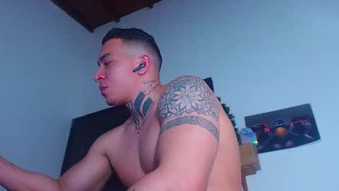 Snapshot of criss__tom chatting on February 17, 2025, 5:25 am Cristopher online show from February 17, 2025, 5:25 am