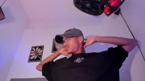 criss_zuri online show from May 1, 2026, 12:43 pm