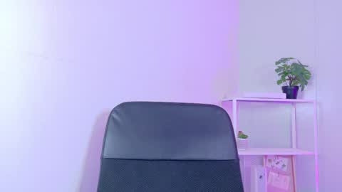 Snapshot of cristalcornner_ chatting on April 4, 2026, 7:33 pm Nicole Connection time 220pm-910pmCol online show from April 4, 2026, 7:33 pm