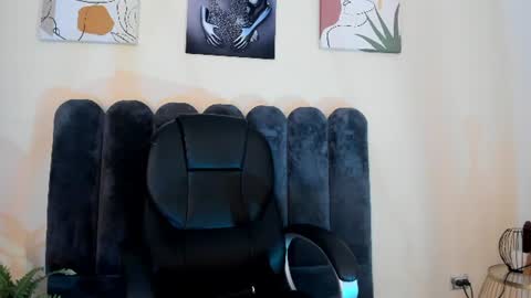 cristalfoxy_ online show from June 11, 2026, 12:32 am