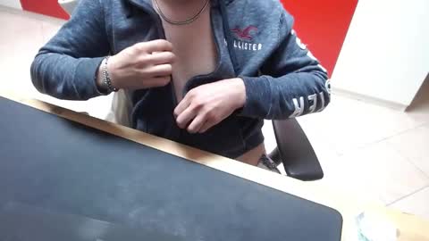 crocken_bisc online show from May 5, 2026, 2:36 pm