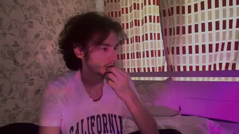 crybae0 online show from March 5, 2026, 8:32 am